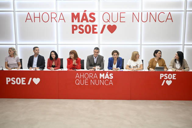Spanish Prime Minister Pedro Sanchez announces early elections for November 29 MADRID, SPAIN - OCTOBER 05: Spanish Prime Minister Pedro Sanchez (C) leads a meeting of the Federal Executive Board of the Spanish Socialist Workers Party (PSOE) at the party s headquarters in Madrid, Spain on October 05, 2026, following the decision to hold early general elections. Burak Akbulut Anadolu Madrid Spain. Editorial use only. Please get in touch for any other usage.  Copyright: x2026xAnadoluxBurakxAkbulutx