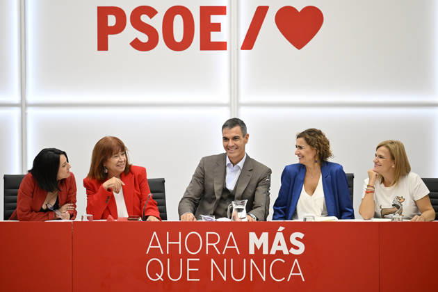Spanish Prime Minister Pedro Sanchez announces early elections for November 29 MADRID, SPAIN - OCTOBER 05: Spanish Prime Minister Pedro Sanchez (C) leads a meeting of the Federal Executive Board of the Spanish Socialist Workers Party (PSOE) at the party s headquarters in Madrid, Spain on October 05, 2026, following the decision to hold early general elections. Burak Akbulut Anadolu Madrid Spain. Editorial use only. Please get in touch for any other usage.  Copyright: x2026xAnadoluxBurakxAkbulutx