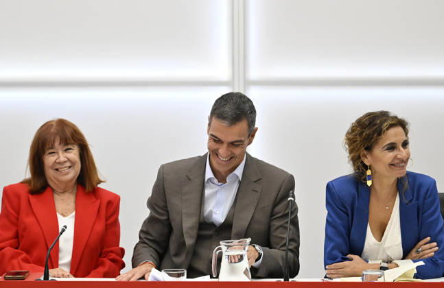 Spanish Prime Minister Pedro Sanchez announces early elections for November 29 MADRID, SPAIN - OCTOBER 05: Spanish Prime Minister Pedro Sanchez (C) leads a meeting of the Federal Executive Board of the Spanish Socialist Workers Party (PSOE) at the party s headquarters in Madrid, Spain on October 05, 2026, following the decision to hold early general elections. Burak Akbulut Anadolu Madrid Spain. Editorial use only. Please get in touch for any other usage.  Copyright: x2026xAnadoluxBurakxAkbulutx