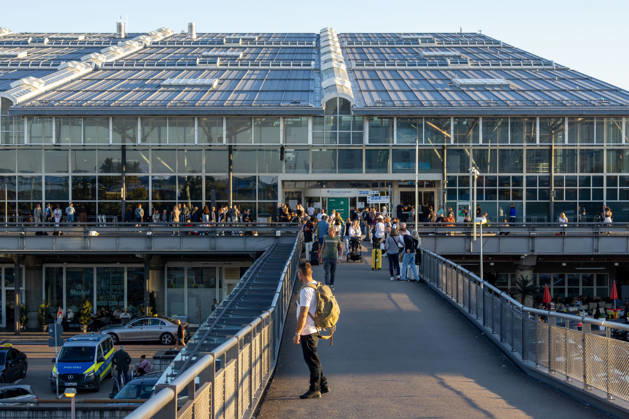 Stuttgart: Polizeieinsatz am Flughafen Terminals geräumt un, Wegen eines polizeilichen Einsatzes am Flughafen Stuttgart sind die Terminals am Montag geräumt worden. Nach Angaben der Bundespolizei wurde auch der Flugverkehr vorübergehend eingestellt. Dadurch kommt es aktuell zu erheblichen Einschränkungen am Stuttgart Airport. Weitere Details zum Hintergrund des Einsatzes sind zunächst nicht bekannt. Stuttgart Baden-Württemberg Deutschland Stuttgart