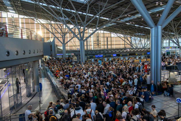 Stuttgart: Polizeieinsatz am Flughafen Terminals geräumt un, Wegen eines polizeilichen Einsatzes am Flughafen Stuttgart sind die Terminals am Montag geräumt worden. Nach Angaben der Bundespolizei wurde auch der Flugverkehr vorübergehend eingestellt. Dadurch kommt es aktuell zu erheblichen Einschränkungen am Stuttgart Airport. Weitere Details zum Hintergrund des Einsatzes sind zunächst nicht bekannt. Stuttgart Baden-Württemberg Deutschland Stuttgart