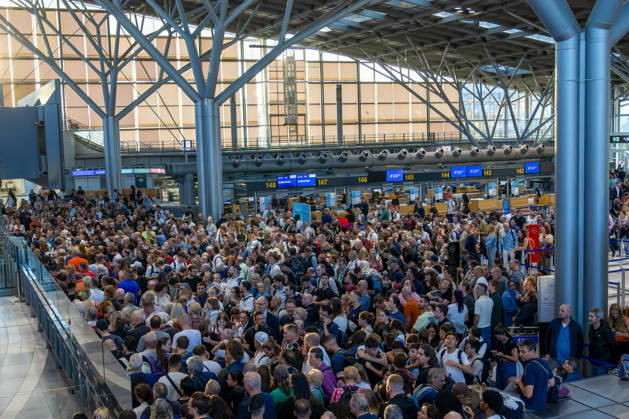 Stuttgart: Polizeieinsatz am Flughafen Terminals geräumt un, Wegen eines polizeilichen Einsatzes am Flughafen Stuttgart sind die Terminals am Montag geräumt worden. Nach Angaben der Bundespolizei wurde auch der Flugverkehr vorübergehend eingestellt. Dadurch kommt es aktuell zu erheblichen Einschränkungen am Stuttgart Airport. Weitere Details zum Hintergrund des Einsatzes sind zunächst nicht bekannt. Stuttgart Baden-Württemberg Deutschland Stuttgart