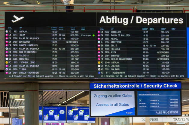 Stuttgart: Polizeieinsatz am Flughafen Terminals geräumt un, Wegen eines polizeilichen Einsatzes am Flughafen Stuttgart sind die Terminals am Montag geräumt worden. Nach Angaben der Bundespolizei wurde auch der Flugverkehr vorübergehend eingestellt. Dadurch kommt es aktuell zu erheblichen Einschränkungen am Stuttgart Airport. Weitere Details zum Hintergrund des Einsatzes sind zunächst nicht bekannt. Stuttgart Baden-Württemberg Deutschland Stuttgart