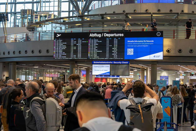 Stuttgart: Polizeieinsatz am Flughafen Terminals geräumt un, Wegen eines polizeilichen Einsatzes am Flughafen Stuttgart sind die Terminals am Montag geräumt worden. Nach Angaben der Bundespolizei wurde auch der Flugverkehr vorübergehend eingestellt. Dadurch kommt es aktuell zu erheblichen Einschränkungen am Stuttgart Airport. Weitere Details zum Hintergrund des Einsatzes sind zunächst nicht bekannt. Stuttgart Baden-Württemberg Deutschland Stuttgart