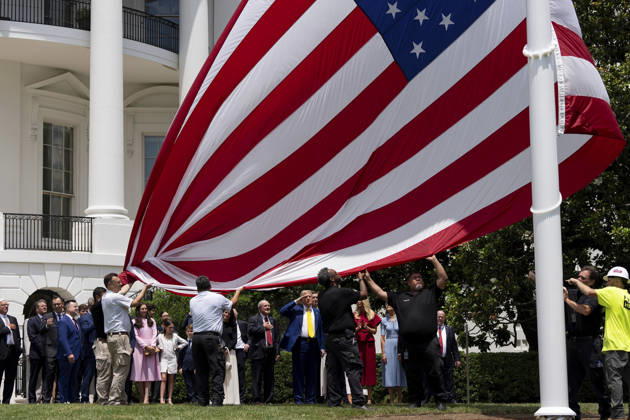 October 5, 2026, Washington, Dc, United States of America: An American flag is raised on a newly installed flagpole on the South Lawn of the White House as U.S. President Donald Trump, family members and guests look on, June 18, 2025 in Washington, D.C. The flag was raised on one of two new flagpoles Trump had installed on the North and South Lawns of the White House, which he said he paid for personally. Washington United States of America - ZUMAp138 20261005_zaa_p138_052 Copyright: xAndreaxHanks WhitexHousex