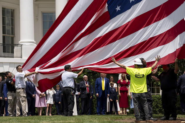 October 5, 2026, Washington, Dc, United States of America: An American flag is raised on a newly installed flagpole on the South Lawn of the White House as U.S. President Donald Trump, family members and guests look on, June 18, 2025 in Washington, D.C. The flag was raised on one of two new flagpoles Trump had installed on the North and South Lawns of the White House, which he said he paid for personally. Washington United States of America - ZUMAp138 20261005_zaa_p138_053 Copyright: xAndreaxHanks WhitexHousex