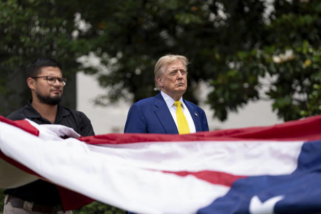 October 5, 2026, Washington, Dc, United States of America: An American flag is raised on a newly installed flagpole on the South Lawn of the White House as U.S. President Donald Trump, family members and guests look on, June 18, 2025 in Washington, D.C. The flag was raised on one of two new flagpoles Trump had installed on the North and South Lawns of the White House, which he said he paid for personally. Washington United States of America - ZUMAp138 20261005_zaa_p138_056 Copyright: xAndreaxHanks WhitexHousex
