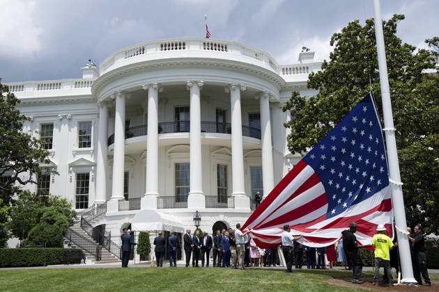 October 5, 2026, Washington, Dc, United States of America: An American flag is raised on a newly installed flagpole on the South Lawn of the White House as U.S. President Donald Trump, family members and guests look on, June 18, 2025 in Washington, D.C. The flag was raised on one of two new flagpoles Trump had installed on the North and South Lawns of the White House, which he said he paid for personally. Washington United States of America - ZUMAp138 20261005_zaa_p138_067 Copyright: xAndreaxHanks WhitexHousex