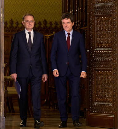 Romania: Luca Niculescu Appointed PM by President Dan Bucharest, Romania. 5th Oct, 2026: Nicusor Dan (R), President of Romania, announces Luca Niculescu (L), as the prime minister candidate following consultations with parliamentary parties at Cotroceni Palace. This is the fourth attempt to nominate a candidate able to secure a majority vote in Parliament, five months after the Bolojan government was dismissed in a no-confidence vote. Bucharest Romania Copyright: xLucianxAlecux