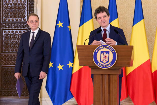 Romania: Luca Niculescu Appointed PM by President Dan Bucharest, Romania. 5th Oct, 2026: Nicusor Dan (R), President of Romania, announces Luca Niculescu (L), as the prime minister candidate following consultations with parliamentary parties at Cotroceni Palace. This is the fourth attempt to nominate a candidate able to secure a majority vote in Parliament, five months after the Bolojan government was dismissed in a no-confidence vote. Bucharest Romania Copyright: xLucianxAlecux