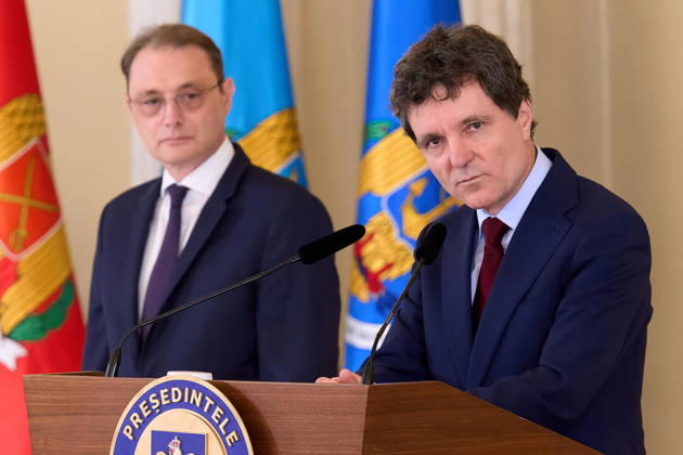 Romania: Luca Niculescu Appointed PM by President Dan Bucharest, Romania. 5th Oct, 2026: Nicusor Dan (R), President of Romania, announces Luca Niculescu (L), as the prime minister candidate following consultations with parliamentary parties at Cotroceni Palace. This is the fourth attempt to nominate a candidate able to secure a majority vote in Parliament, five months after the Bolojan government was dismissed in a no-confidence vote. Bucharest Romania Copyright: xLucianxAlecux
