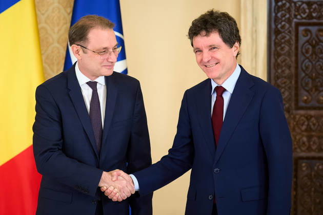 Romania: Luca Niculescu Appointed PM by President Dan Bucharest, Romania. 5th Oct, 2026: Nicusor Dan (R), President of Romania, announces Luca Niculescu (L), as the prime minister candidate following consultations with parliamentary parties at Cotroceni Palace. This is the fourth attempt to nominate a candidate able to secure a majority vote in Parliament, five months after the Bolojan government was dismissed in a no-confidence vote. Bucharest Romania Copyright: xLucianxAlecux
