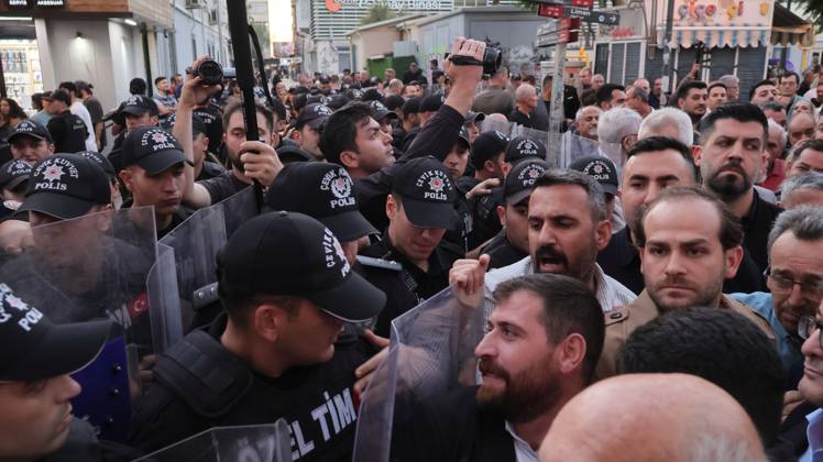 Police block protest march over political defections in Izmir IZMIR, TURKEY, OCTOBER 5, 2026: Police officers block demonstrators during a protest organized by the Izmir Labor and Democracy Forces on Cyprus Martyrs Street against the transfer of elected mayors to the ruling AKP and amid claims that Izmir Mayor Cemil Tugay could also join the party. After negotiations with police, demonstrators proceeded toward the Turkan Saylan Cultural Center under restrictions on banners and slogans, where the Izmir Bar Association issued a statement criticizing political party defections and their impact on voters electoral choices. İzmir Türkiye Copyright: x xTurgayxKilicx xJNAxPressx