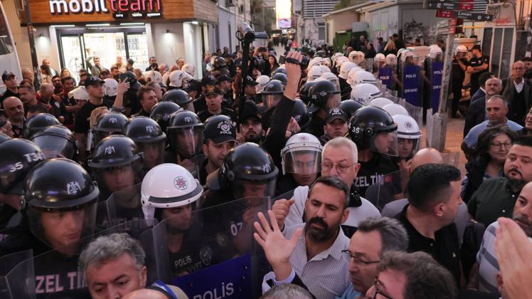 Police block protest march over political defections in Izmir IZMIR, TURKEY, OCTOBER 5, 2026: Police officers block demonstrators during a protest organized by the Izmir Labor and Democracy Forces on Cyprus Martyrs Street against the transfer of elected mayors to the ruling AKP and amid claims that Izmir Mayor Cemil Tugay could also join the party. After negotiations with police, demonstrators proceeded toward the Turkan Saylan Cultural Center under restrictions on banners and slogans, where the Izmir Bar Association issued a statement criticizing political party defections and their impact on voters electoral choices. İzmir Türkiye Copyright: x xTurgayxKilicx xJNAxPressx