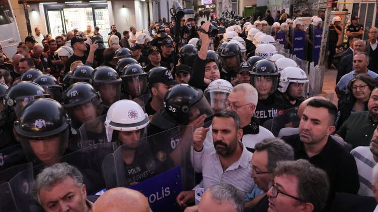 Police block protest march over political defections in Izmir IZMIR, TURKEY, OCTOBER 5, 2026: Police officers block demonstrators during a protest organized by the Izmir Labor and Democracy Forces on Cyprus Martyrs Street against the transfer of elected mayors to the ruling AKP and amid claims that Izmir Mayor Cemil Tugay could also join the party. After negotiations with police, demonstrators proceeded toward the Turkan Saylan Cultural Center under restrictions on banners and slogans, where the Izmir Bar Association issued a statement criticizing political party defections and their impact on voters electoral choices. İzmir Türkiye Copyright: x xTurgayxKilicx xJNAxPressx
