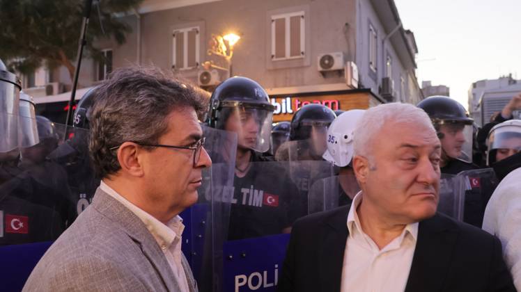 Police block protest march over political defections in Izmir IZMIR, TURKEY, OCTOBER 5, 2026: Police officers block demonstrators during a protest organized by the Izmir Labor and Democracy Forces on Cyprus Martyrs Street against the transfer of elected mayors to the ruling AKP and amid claims that Izmir Mayor Cemil Tugay could also join the party. After negotiations with police, demonstrators proceeded toward the Turkan Saylan Cultural Center under restrictions on banners and slogans, where the Izmir Bar Association issued a statement criticizing political party defections and their impact on voters electoral choices. İzmir Türkiye Copyright: x xTurgayxKilicx xJNAxPressx