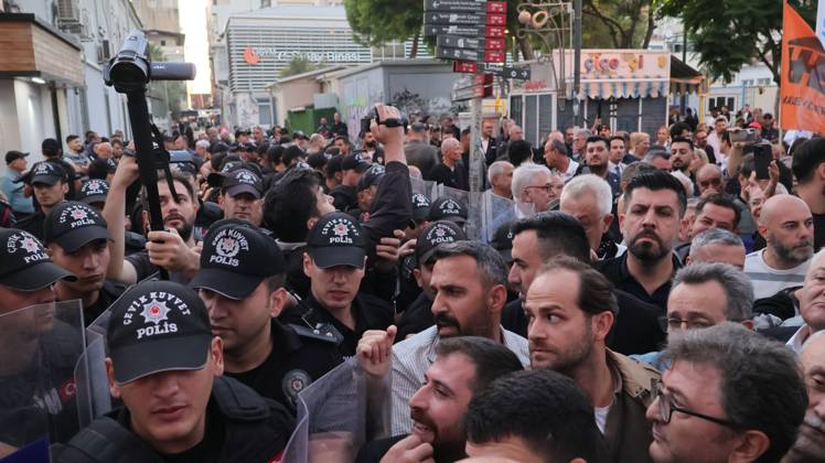 October 5, 2026, Â°Zmir, ToÂ¼rkiye: IZMIR, TURKEY, OCTOBER 5, 2026: Police officers block demonstrators during a protest organized by the Izmir Labor and Democracy Forces on Cyprus Martyrs Street against the transfer of elected mayors to the ruling AKP and amid claims that Izmir Mayor Cemil Tugay could also join the party. After negotiations with police, demonstrators proceeded toward the Turkan Saylan Cultural Center under restrictions on banners and slogans, where the Izmir Bar Association issued a statement criticizing political party defections and their impact on voters electoral choices. Â°Zmir Türkiye  - ZUMAq101 20261005_zna_q101_031 Copyright: xTurgayxKilicx