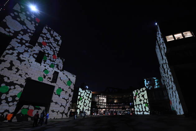 Start der Illumination zur Woche der Demokratie und zur Parlamentsnacht am 05.10.2026 auf dem Vorplatz des Landtags Nordrhein-Westfalen in Düsseldorf Der Landtag Nordrhein-Westfalen feiert sein 80-jähriges Bestehen mit einer Woche der Demokratie: Vom 5. bis zum 11. Oktober 2026 wird das Parlamentsgebäude am Rhein zur Leinwand für die Lichtinszenierung -Fundament der Demokratie-. Die Illumination hat das Künstlerduo Hartung & Trenz konzipiert. Die Illumination ist in den Landesfarben rot, grün und weiß gehalten. Andre Kuper, Präsident des Landtags, startet sie am Montag, 5. Oktober, um 19.30 Uhr. Ab dann ist sie bis Sonntag, 11. Oktober 2026, in der Zeit von ca. 19.30 Uhr bis 23 Uhr jeden Abend zu sehen.