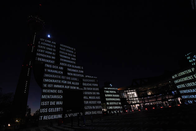 Start der Illumination zur Woche der Demokratie und zur Parlamentsnacht am 05.10.2026 auf dem Vorplatz des Landtags Nordrhein-Westfalen in Düsseldorf Der Landtag Nordrhein-Westfalen feiert sein 80-jähriges Bestehen mit einer Woche der Demokratie: Vom 5. bis zum 11. Oktober 2026 wird das Parlamentsgebäude am Rhein zur Leinwand für die Lichtinszenierung -Fundament der Demokratie-. Die Illumination hat das Künstlerduo Hartung & Trenz konzipiert. Die Illumination ist in den Landesfarben rot, grün und weiß gehalten. Andre Kuper, Präsident des Landtags, startet sie am Montag, 5. Oktober, um 19.30 Uhr. Ab dann ist sie bis Sonntag, 11. Oktober 2026, in der Zeit von ca. 19.30 Uhr bis 23 Uhr jeden Abend zu sehen.