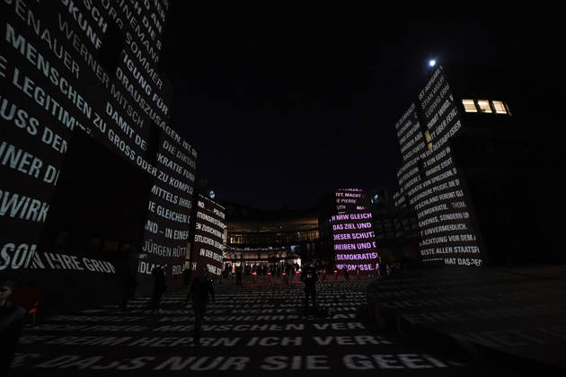 Start der Illumination zur Woche der Demokratie und zur Parlamentsnacht am 05.10.2026 auf dem Vorplatz des Landtags Nordrhein-Westfalen in Düsseldorf Der Landtag Nordrhein-Westfalen feiert sein 80-jähriges Bestehen mit einer Woche der Demokratie: Vom 5. bis zum 11. Oktober 2026 wird das Parlamentsgebäude am Rhein zur Leinwand für die Lichtinszenierung -Fundament der Demokratie-. Die Illumination hat das Künstlerduo Hartung & Trenz konzipiert. Die Illumination ist in den Landesfarben rot, grün und weiß gehalten. Andre Kuper, Präsident des Landtags, startet sie am Montag, 5. Oktober, um 19.30 Uhr. Ab dann ist sie bis Sonntag, 11. Oktober 2026, in der Zeit von ca. 19.30 Uhr bis 23 Uhr jeden Abend zu sehen.