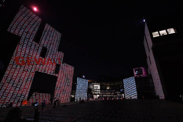 Start der Illumination zur Woche der Demokratie und zur Parlamentsnacht am 05.10.2026 auf dem Vorplatz des Landtags Nordrhein-Westfalen in Düsseldorf Der Landtag Nordrhein-Westfalen feiert sein 80-jähriges Bestehen mit einer Woche der Demokratie: Vom 5. bis zum 11. Oktober 2026 wird das Parlamentsgebäude am Rhein zur Leinwand für die Lichtinszenierung -Fundament der Demokratie-. Die Illumination hat das Künstlerduo Hartung & Trenz konzipiert. Die Illumination ist in den Landesfarben rot, grün und weiß gehalten. Andre Kuper, Präsident des Landtags, startet sie am Montag, 5. Oktober, um 19.30 Uhr. Ab dann ist sie bis Sonntag, 11. Oktober 2026, in der Zeit von ca. 19.30 Uhr bis 23 Uhr jeden Abend zu sehen.