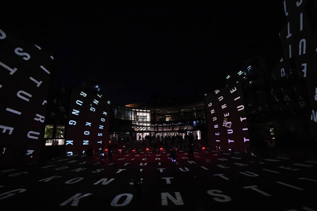 Start der Illumination zur Woche der Demokratie und zur Parlamentsnacht am 05.10.2026 auf dem Vorplatz des Landtags Nordrhein-Westfalen in Düsseldorf Der Landtag Nordrhein-Westfalen feiert sein 80-jähriges Bestehen mit einer Woche der Demokratie: Vom 5. bis zum 11. Oktober 2026 wird das Parlamentsgebäude am Rhein zur Leinwand für die Lichtinszenierung -Fundament der Demokratie-. Die Illumination hat das Künstlerduo Hartung & Trenz konzipiert. Die Illumination ist in den Landesfarben rot, grün und weiß gehalten. Andre Kuper, Präsident des Landtags, startet sie am Montag, 5. Oktober, um 19.30 Uhr. Ab dann ist sie bis Sonntag, 11. Oktober 2026, in der Zeit von ca. 19.30 Uhr bis 23 Uhr jeden Abend zu sehen.