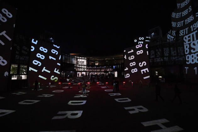 Start der Illumination zur Woche der Demokratie und zur Parlamentsnacht am 05.10.2026 auf dem Vorplatz des Landtags Nordrhein-Westfalen in Düsseldorf Der Landtag Nordrhein-Westfalen feiert sein 80-jähriges Bestehen mit einer Woche der Demokratie: Vom 5. bis zum 11. Oktober 2026 wird das Parlamentsgebäude am Rhein zur Leinwand für die Lichtinszenierung -Fundament der Demokratie-. Die Illumination hat das Künstlerduo Hartung & Trenz konzipiert. Die Illumination ist in den Landesfarben rot, grün und weiß gehalten. Andre Kuper, Präsident des Landtags, startet sie am Montag, 5. Oktober, um 19.30 Uhr. Ab dann ist sie bis Sonntag, 11. Oktober 2026, in der Zeit von ca. 19.30 Uhr bis 23 Uhr jeden Abend zu sehen.