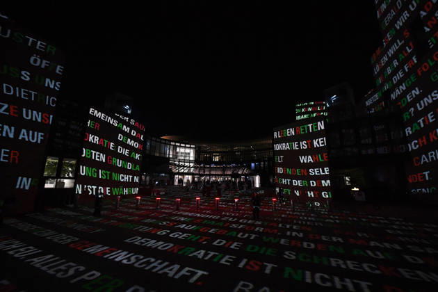 Start der Illumination zur Woche der Demokratie und zur Parlamentsnacht am 05.10.2026 auf dem Vorplatz des Landtags Nordrhein-Westfalen in Düsseldorf Der Landtag Nordrhein-Westfalen feiert sein 80-jähriges Bestehen mit einer Woche der Demokratie: Vom 5. bis zum 11. Oktober 2026 wird das Parlamentsgebäude am Rhein zur Leinwand für die Lichtinszenierung -Fundament der Demokratie-. Die Illumination hat das Künstlerduo Hartung & Trenz konzipiert. Die Illumination ist in den Landesfarben rot, grün und weiß gehalten. Andre Kuper, Präsident des Landtags, startet sie am Montag, 5. Oktober, um 19.30 Uhr. Ab dann ist sie bis Sonntag, 11. Oktober 2026, in der Zeit von ca. 19.30 Uhr bis 23 Uhr jeden Abend zu sehen.