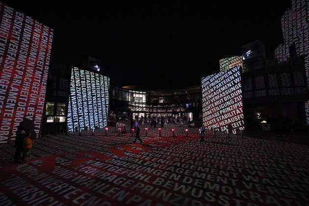 Start der Illumination zur Woche der Demokratie und zur Parlamentsnacht am 05.10.2026 auf dem Vorplatz des Landtags Nordrhein-Westfalen in Düsseldorf Der Landtag Nordrhein-Westfalen feiert sein 80-jähriges Bestehen mit einer Woche der Demokratie: Vom 5. bis zum 11. Oktober 2026 wird das Parlamentsgebäude am Rhein zur Leinwand für die Lichtinszenierung -Fundament der Demokratie-. Die Illumination hat das Künstlerduo Hartung & Trenz konzipiert. Die Illumination ist in den Landesfarben rot, grün und weiß gehalten. Andre Kuper, Präsident des Landtags, startet sie am Montag, 5. Oktober, um 19.30 Uhr. Ab dann ist sie bis Sonntag, 11. Oktober 2026, in der Zeit von ca. 19.30 Uhr bis 23 Uhr jeden Abend zu sehen.