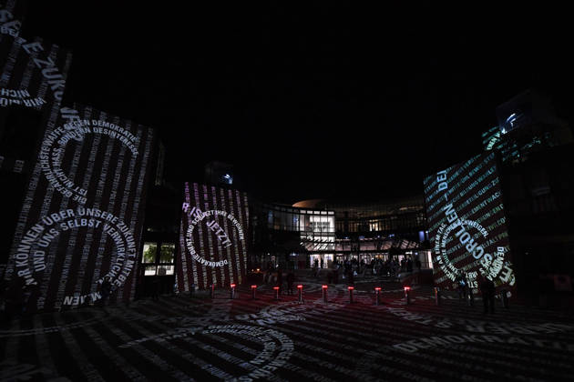 Start der Illumination zur Woche der Demokratie und zur Parlamentsnacht am 05.10.2026 auf dem Vorplatz des Landtags Nordrhein-Westfalen in Düsseldorf Der Landtag Nordrhein-Westfalen feiert sein 80-jähriges Bestehen mit einer Woche der Demokratie: Vom 5. bis zum 11. Oktober 2026 wird das Parlamentsgebäude am Rhein zur Leinwand für die Lichtinszenierung -Fundament der Demokratie-. Die Illumination hat das Künstlerduo Hartung & Trenz konzipiert. Die Illumination ist in den Landesfarben rot, grün und weiß gehalten. Andre Kuper, Präsident des Landtags, startet sie am Montag, 5. Oktober, um 19.30 Uhr. Ab dann ist sie bis Sonntag, 11. Oktober 2026, in der Zeit von ca. 19.30 Uhr bis 23 Uhr jeden Abend zu sehen.