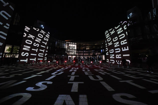 Start der Illumination zur Woche der Demokratie und zur Parlamentsnacht am 05.10.2026 auf dem Vorplatz des Landtags Nordrhein-Westfalen in Düsseldorf Der Landtag Nordrhein-Westfalen feiert sein 80-jähriges Bestehen mit einer Woche der Demokratie: Vom 5. bis zum 11. Oktober 2026 wird das Parlamentsgebäude am Rhein zur Leinwand für die Lichtinszenierung -Fundament der Demokratie-. Die Illumination hat das Künstlerduo Hartung & Trenz konzipiert. Die Illumination ist in den Landesfarben rot, grün und weiß gehalten. Andre Kuper, Präsident des Landtags, startet sie am Montag, 5. Oktober, um 19.30 Uhr. Ab dann ist sie bis Sonntag, 11. Oktober 2026, in der Zeit von ca. 19.30 Uhr bis 23 Uhr jeden Abend zu sehen.