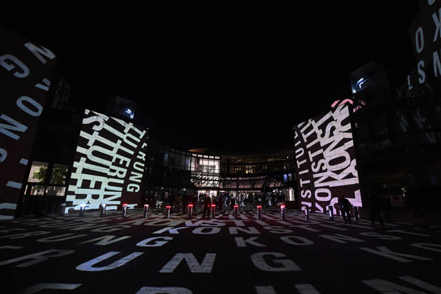 Start der Illumination zur Woche der Demokratie und zur Parlamentsnacht am 05.10.2026 auf dem Vorplatz des Landtags Nordrhein-Westfalen in Düsseldorf Der Landtag Nordrhein-Westfalen feiert sein 80-jähriges Bestehen mit einer Woche der Demokratie: Vom 5. bis zum 11. Oktober 2026 wird das Parlamentsgebäude am Rhein zur Leinwand für die Lichtinszenierung -Fundament der Demokratie-. Die Illumination hat das Künstlerduo Hartung & Trenz konzipiert. Die Illumination ist in den Landesfarben rot, grün und weiß gehalten. Andre Kuper, Präsident des Landtags, startet sie am Montag, 5. Oktober, um 19.30 Uhr. Ab dann ist sie bis Sonntag, 11. Oktober 2026, in der Zeit von ca. 19.30 Uhr bis 23 Uhr jeden Abend zu sehen.