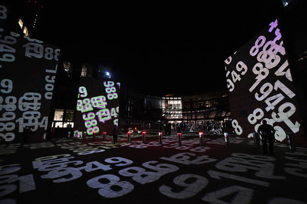 Start der Illumination zur Woche der Demokratie und zur Parlamentsnacht am 05.10.2026 auf dem Vorplatz des Landtags Nordrhein-Westfalen in Düsseldorf Der Landtag Nordrhein-Westfalen feiert sein 80-jähriges Bestehen mit einer Woche der Demokratie: Vom 5. bis zum 11. Oktober 2026 wird das Parlamentsgebäude am Rhein zur Leinwand für die Lichtinszenierung -Fundament der Demokratie-. Die Illumination hat das Künstlerduo Hartung & Trenz konzipiert. Die Illumination ist in den Landesfarben rot, grün und weiß gehalten. Andre Kuper, Präsident des Landtags, startet sie am Montag, 5. Oktober, um 19.30 Uhr. Ab dann ist sie bis Sonntag, 11. Oktober 2026, in der Zeit von ca. 19.30 Uhr bis 23 Uhr jeden Abend zu sehen.