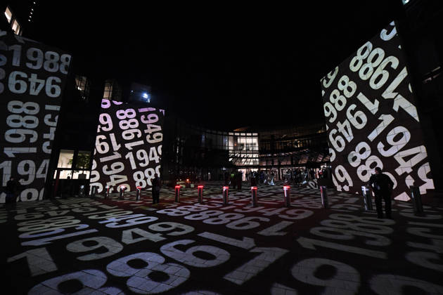 Start der Illumination zur Woche der Demokratie und zur Parlamentsnacht am 05.10.2026 auf dem Vorplatz des Landtags Nordrhein-Westfalen in Düsseldorf Der Landtag Nordrhein-Westfalen feiert sein 80-jähriges Bestehen mit einer Woche der Demokratie: Vom 5. bis zum 11. Oktober 2026 wird das Parlamentsgebäude am Rhein zur Leinwand für die Lichtinszenierung -Fundament der Demokratie-. Die Illumination hat das Künstlerduo Hartung & Trenz konzipiert. Die Illumination ist in den Landesfarben rot, grün und weiß gehalten. Andre Kuper, Präsident des Landtags, startet sie am Montag, 5. Oktober, um 19.30 Uhr. Ab dann ist sie bis Sonntag, 11. Oktober 2026, in der Zeit von ca. 19.30 Uhr bis 23 Uhr jeden Abend zu sehen.