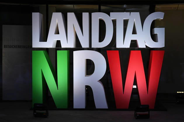 Start der Illumination zur Woche der Demokratie und zur Parlamentsnacht am 05.10.2026 auf dem Vorplatz des Landtags Nordrhein-Westfalen in Düsseldorf Der Landtag Nordrhein-Westfalen feiert sein 80-jähriges Bestehen mit einer Woche der Demokratie: Vom 5. bis zum 11. Oktober 2026 wird das Parlamentsgebäude am Rhein zur Leinwand für die Lichtinszenierung -Fundament der Demokratie-. Die Illumination hat das Künstlerduo Hartung & Trenz konzipiert. Die Illumination ist in den Landesfarben rot, grün und weiß gehalten. Andre Kuper, Präsident des Landtags, startet sie am Montag, 5. Oktober, um 19.30 Uhr. Ab dann ist sie bis Sonntag, 11. Oktober 2026, in der Zeit von ca. 19.30 Uhr bis 23 Uhr jeden Abend zu sehen.