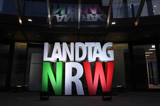 Start der Illumination zur Woche der Demokratie und zur Parlamentsnacht am 05.10.2026 auf dem Vorplatz des Landtags Nordrhein-Westfalen in Düsseldorf Der Landtag Nordrhein-Westfalen feiert sein 80-jähriges Bestehen mit einer Woche der Demokratie: Vom 5. bis zum 11. Oktober 2026 wird das Parlamentsgebäude am Rhein zur Leinwand für die Lichtinszenierung -Fundament der Demokratie-. Die Illumination hat das Künstlerduo Hartung & Trenz konzipiert. Die Illumination ist in den Landesfarben rot, grün und weiß gehalten. Andre Kuper, Präsident des Landtags, startet sie am Montag, 5. Oktober, um 19.30 Uhr. Ab dann ist sie bis Sonntag, 11. Oktober 2026, in der Zeit von ca. 19.30 Uhr bis 23 Uhr jeden Abend zu sehen.