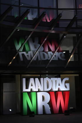 Start der Illumination zur Woche der Demokratie und zur Parlamentsnacht am 05.10.2026 auf dem Vorplatz des Landtags Nordrhein-Westfalen in Düsseldorf Der Landtag Nordrhein-Westfalen feiert sein 80-jähriges Bestehen mit einer Woche der Demokratie: Vom 5. bis zum 11. Oktober 2026 wird das Parlamentsgebäude am Rhein zur Leinwand für die Lichtinszenierung -Fundament der Demokratie-. Die Illumination hat das Künstlerduo Hartung & Trenz konzipiert. Die Illumination ist in den Landesfarben rot, grün und weiß gehalten. Andre Kuper, Präsident des Landtags, startet sie am Montag, 5. Oktober, um 19.30 Uhr. Ab dann ist sie bis Sonntag, 11. Oktober 2026, in der Zeit von ca. 19.30 Uhr bis 23 Uhr jeden Abend zu sehen.