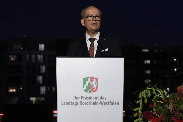 Start der Illumination zur Woche der Demokratie und zur Parlamentsnacht am 05.10.2026 auf dem Vorplatz des Landtags Nordrhein-Westfalen in Düsseldorf Der Landtag Nordrhein-Westfalen feiert sein 80-jähriges Bestehen mit einer Woche der Demokratie: Vom 5. bis zum 11. Oktober 2026 wird das Parlamentsgebäude am Rhein zur Leinwand für die Lichtinszenierung -Fundament der Demokratie-. Die Illumination hat das Künstlerduo Hartung & Trenz konzipiert. Die Illumination ist in den Landesfarben rot, grün und weiß gehalten. Andre Kuper, Präsident des Landtags, startet sie am Montag, 5. Oktober, um 19.30 Uhr. Ab dann ist sie bis Sonntag, 11. Oktober 2026, in der Zeit von ca. 19.30 Uhr bis 23 Uhr jeden Abend zu sehen.
