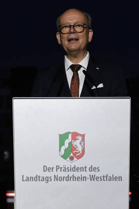 Start der Illumination zur Woche der Demokratie und zur Parlamentsnacht am 05.10.2026 auf dem Vorplatz des Landtags Nordrhein-Westfalen in Düsseldorf Der Landtag Nordrhein-Westfalen feiert sein 80-jähriges Bestehen mit einer Woche der Demokratie: Vom 5. bis zum 11. Oktober 2026 wird das Parlamentsgebäude am Rhein zur Leinwand für die Lichtinszenierung -Fundament der Demokratie-. Die Illumination hat das Künstlerduo Hartung & Trenz konzipiert. Die Illumination ist in den Landesfarben rot, grün und weiß gehalten. Andre Kuper, Präsident des Landtags, startet sie am Montag, 5. Oktober, um 19.30 Uhr. Ab dann ist sie bis Sonntag, 11. Oktober 2026, in der Zeit von ca. 19.30 Uhr bis 23 Uhr jeden Abend zu sehen.