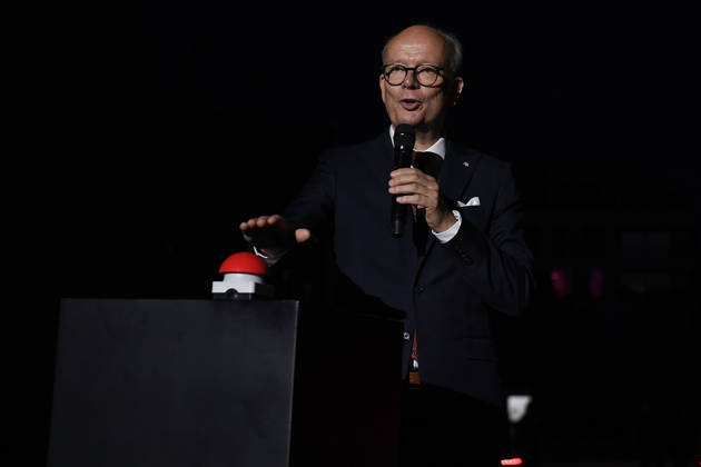 Start der Illumination zur Woche der Demokratie und zur Parlamentsnacht am 05.10.2026 auf dem Vorplatz des Landtags Nordrhein-Westfalen in Düsseldorf Der Landtag Nordrhein-Westfalen feiert sein 80-jähriges Bestehen mit einer Woche der Demokratie: Vom 5. bis zum 11. Oktober 2026 wird das Parlamentsgebäude am Rhein zur Leinwand für die Lichtinszenierung -Fundament der Demokratie-. Die Illumination hat das Künstlerduo Hartung & Trenz konzipiert. Die Illumination ist in den Landesfarben rot, grün und weiß gehalten. Andre Kuper, Präsident des Landtags, startet sie am Montag, 5. Oktober, um 19.30 Uhr. Ab dann ist sie bis Sonntag, 11. Oktober 2026, in der Zeit von ca. 19.30 Uhr bis 23 Uhr jeden Abend zu sehen.