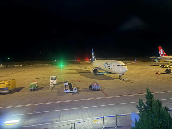 (261005) -- SANLIURFA, Oct. 5, 2026 -- Photo taken on Oct. 5, 2026 shows the passenger plane of Turkish airline AJet after it landed at Sanliurfa GAP Airport in T¨¹rkiye. A passenger plane flying from the Turkish capital Ankara to the southeastern province of Sanliurfa landed safely on Monday after a note claiming an explosive device was on board was found, local authorities said. ( Handout via Xinhua) T?RKIYE-SANLIURFA-PASSENGER PLANE-BOMBING CLAIM-LANDED MustafaxKaya 