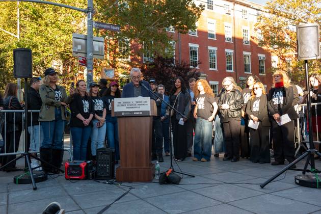 Press Conference to Release the Epstein Files New York, NY- October 5: Epstein survivors, Rep. Dan Goldman, Robert De Niro, Rosie O™Donnell, Rosanna Arquette, speak hold a press conference about releasing the remaining Epstein files, protecting survivors; opening federal criminal investigations for justice and accountability; and passing the Epstein Files Transparency Act II on October 5, 2026. Credit: Camara Porter AdMedia EDITORIAL USE ONLY  Copyright: xx CamaraxPorter AdMediax admphotosthree019238