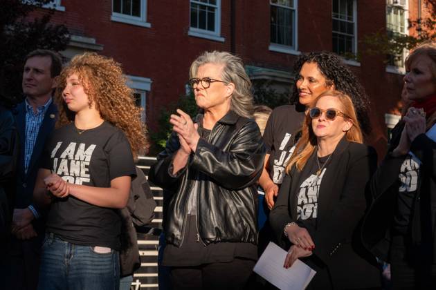 Press Conference to Release the Epstein Files New York, NY- October 5: Epstein survivors, Rep. Dan Goldman, Robert De Niro, Rosie O™Donnell, Rosanna Arquette, speak hold a press conference about releasing the remaining Epstein files, protecting survivors; opening federal criminal investigations for justice and accountability; and passing the Epstein Files Transparency Act II on October 5, 2026. Credit: Camara Porter AdMedia EDITORIAL USE ONLY  Copyright: xx CamaraxPorter AdMediax admphotosthree019242