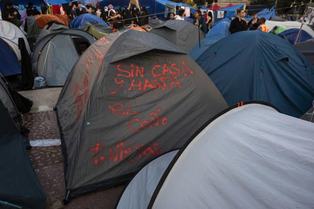 Demonstration for the right to housing in Barcelona - 05 Oct 2026 Graffiti on a tent at the Plaça de Catalunya encampment reads Homeless and fed up. Mobilized by the Barcelona Tenants Union—and following the expiration of the Maricarmen decree that regulated the right to housing—thousands of people have demonstrated in central Barcelona, ??calling for a general strike. Barcelona Spain Copyright: xPacoxFreirex xSOPAxImagesx p_freire_05102026-DSCF0208