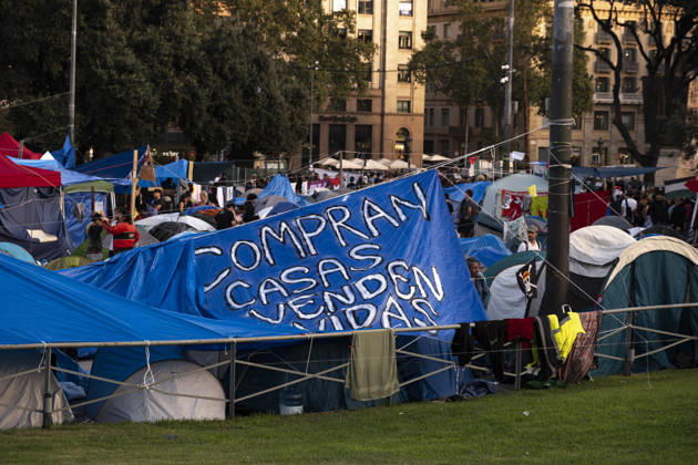 Demonstration for the right to housing in Barcelona - 05 Oct 2026 A large banner reading They buy houses, they sell lives is seen at the Plaza Catalunya encampment. Mobilized by the Barcelona Tenants Union—and following the expiration of the Maricarmen decree that regulated the right to housing—thousands of people have demonstrated in central Barcelona, ??calling for a general strike. Barcelona Spain Copyright: xPacoxFreirex xSOPAxImagesx p_freire_05102026-DSCF0206