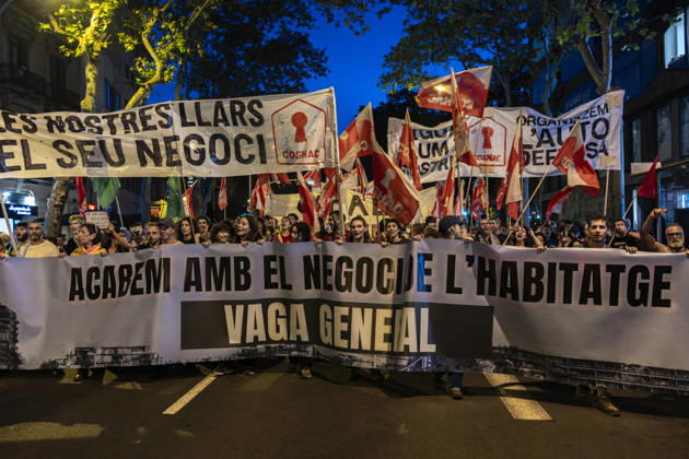 Demonstration for the right to housing in Barcelona - 05 Oct 2026 A large banner calling for a general strike is seen during the demonstration. Mobilized by the Barcelona Tenants Union—and following the expiration of the Maricarmen decree that regulated the right to housing—thousands of people have demonstrated in central Barcelona, ??calling for a general strike. Barcelona Spain Copyright: xPacoxFreirex xSOPAxImagesx p_freire_05102026-DSCF0232