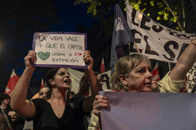 Demonstration for the right to housing in Barcelona - 05 Oct 2026 Protesters hold placards and chant slogans during the demonstration. Mobilized by the Barcelona Tenants Union—and following the expiration of the Maricarmen decree that regulated the right to housing—thousands of people have demonstrated in central Barcelona, ??calling for a general strike. Barcelona Spain Copyright: xPacoxFreirex xSOPAxImagesx p_freire_05102026-DSCF0272