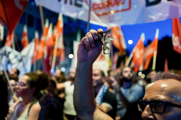 Protests against the housing crisis in Barcelona, Spain - 05 Oct 2026 A man is seen holding his house keys during the demonstration. Demonstrations were called in cities all over Spain following the eviction of Mari Carmen, an 87 years woman evicted from her apartment after it was bought by a real estate agency, and the Spanish parliamentís rejection of a decree aimed at strengthening protections for tenants. Barcelona Spain Copyright: xDavidexBonaldox xSOPAxImagesx DBONALDO-2051