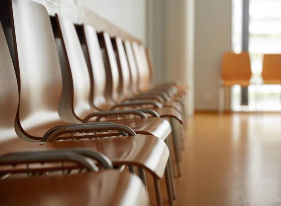 holzstühle im krankenhaus wartezimmer furniture, public places and interior concept - wooden chairs at hospital waiting room (License=RF) ,model released, Symbolfoto Copyright: xZoonar.com levxdolgachovx 9877415 ,model released, Symbolfoto ,property released