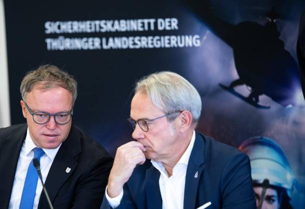 THÜRINGER LANDESREGIERUNG TRITT ERSTMALS ZUM SICHERHEITSKABINETT ZUSAMMEN ** NUR FÜR REDAKTIONELLE ZWECKE ** EDITORIAL USE ONLY **<p>06 10 2026-Erfurt: Die Thüringer Landesregierung kommt im Gefahrenabwehrzentrum Süd in Erfurt erstmals zu einem Sicherheitskabinett zusammen. Gemeinsam mit Vertretern der Sicherheitsbehörden und der Bundeswehr berät das Kabinett über den Schutz vor hybriden Bedrohungen, Cyberangriffen und Drohnen sowie über Krisenvorsorge und den Operationsplan Deutschland. Ministerpräsident Mario Voigt, Innenminister Georg Maier (im Foto) und Finanzministerin Katja Wolf informieren anschließend über die Ergebnisse. im Foto: Ministerpräsident Mario Voigt (CDU), Georg Maier (SPD), Thüringer Minister für Inneres Copyright: SaschaxFromm doc87ws5zejannotu3lki6 ,EDITORIAL USE ONLY